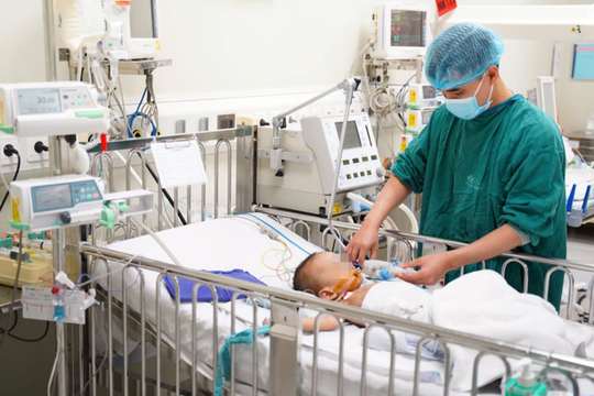 Đắp lá cây chữa bệnh, bé trai 20 tháng bị hoại tử bộ phận sinh dục