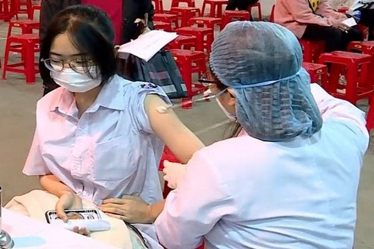 Hơn 1.500 học sinh đầu tiên ở Ninh Bình được tiêm vaccine phòng Covid-19