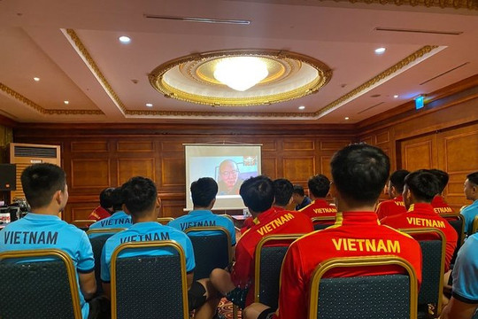 HLV Park Hang-seo họp mặt trực tuyến với ĐT Việt Nam từ Kyrgyzstan
