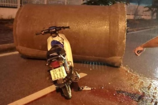 Đôi nam nữ tử vong khi đâm vào ống cống giữa đường