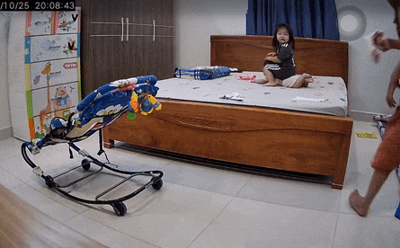 Chơi cùng em bé sơ sinh, chị gái 2 tuổi có hành động khiến người xem thót tim