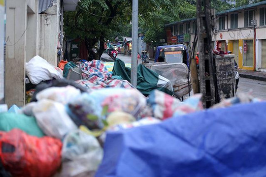 Rác thải ùn ứ trên nhiều tuyến phố Hà Nội