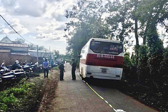 Xe đưa đón học sinh không đóng cửa, 1 em rơi xuống đường tử vong