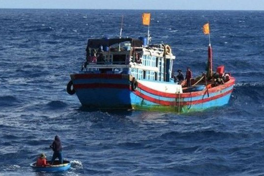 Tàu hàng va phải tàu cá khiến 2 vợ chồng thiệt mạng
