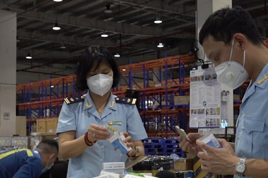 Hải quan bắt giữ hơn 1.200 vụ việc vi phạm thương mại trong tháng 10
