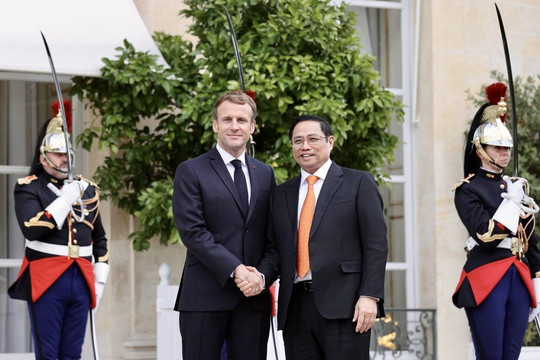 Thủ tướng Phạm Minh Chính hội kiến Tổng thống Macron; tiếp Bí thư toàn quốc Đảng Cộng sản Pháp