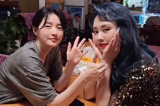 Đứng hình vì gương mặt mộc ở tuổi 50 của 'nàng Dae Jang Geum' Lee Young Ae, so sánh với đàn em trang điểm ngồi đối diện mới thấy sốc