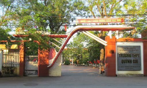 Bàng hoàng phát hiện nam sinh rơi từ tầng 3 xuống đất tử vong