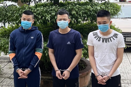 Bắt giữ 3 đối tượng mang theo dao, kiếm gây rối trật tự công cộng