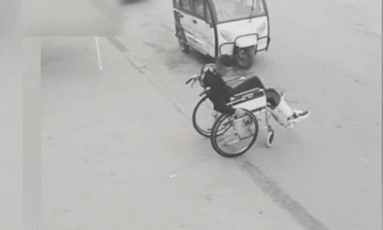 'Chàng què' ngồi xe lăn gặp tình huống nguy hiểm và phản ứng khiến tất cả ngỡ ngàng