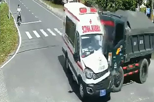 Vượt đèn đỏ, xe cứu thương bị ô tô tải húc văng khiến 4 người nhập viện