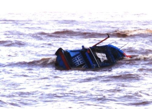 Quảng Bình: 1 ngư dân mất  tích khi thuyền bị sóng đánh chìm