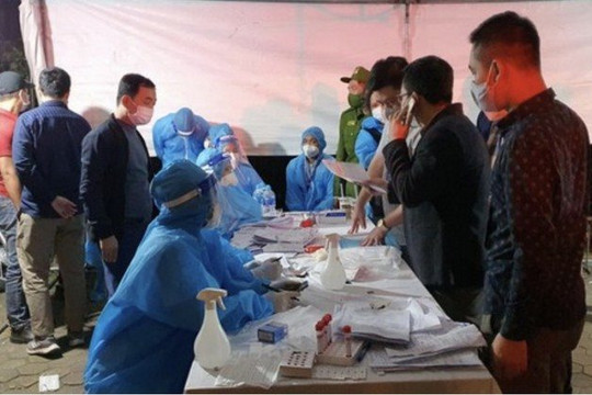 Nhóm đối tượng test nhanh Covid-19 trái phép cho khán giả vào xem bóng đá