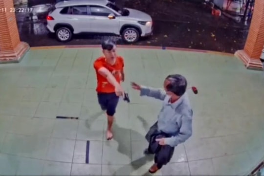 Đại úy Công an chĩa súng vào nhân viên y tế có thể bị xử lý thế nào?