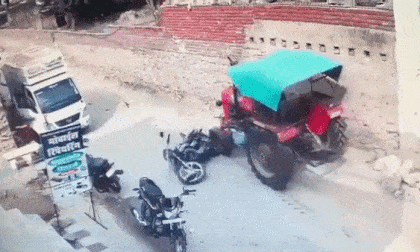 Bị máy cày cán qua, 4 người đi xe máy thoát nạn khó tin