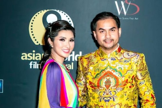 Đức Tiến diện áo dài “hoàng gia” làm host tại Asia Word Film Festival