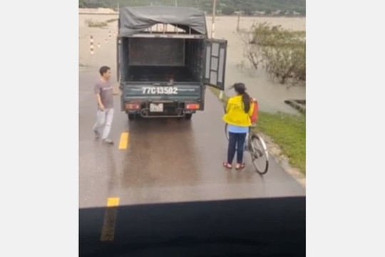 Bé gái đi học gặp đoạn đường ngập nước, hành động ấm lòng của người tài xế khiến bao người xúc động