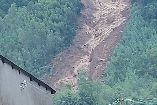Hàng ngàn tấn đất đá rơi từ đỉnh núi 300m xuống, khẩn cấp sơ tán dân
