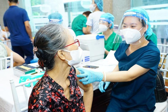 Tiêm vaccine phòng COVID-19 vượt mốc 100 triệu liều