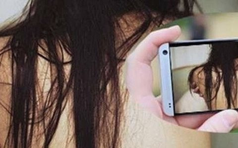 Quay lén bạn gái trong nhà tắm để tống tiền