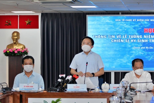 Tắt đèn, thắp nến tưởng niệm người mất do Covid-19