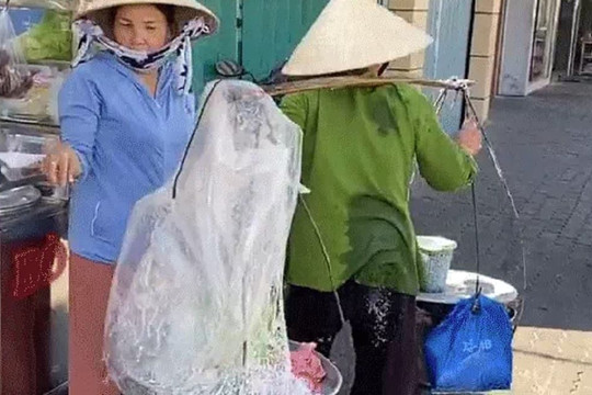 Còng lưng gánh nồi chuối xào 1 triệu đi bán, cụ bà bị ngã đổ sạch khiến ai cũng cay mắt