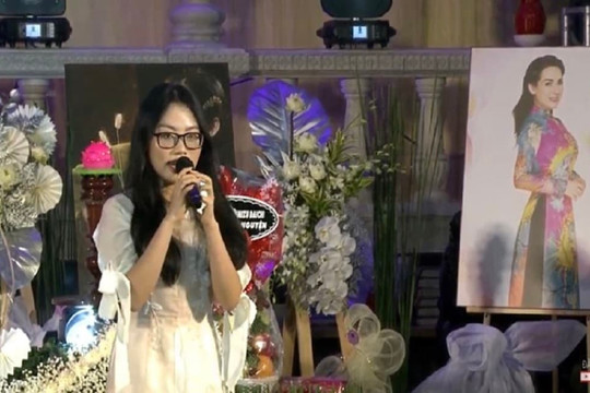 Phương Mỹ Chi được khen tinh tế vì một hành động nhỏ tại lễ cúng thất Phi Nhung