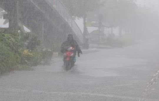 Miền Trung mưa dông kéo dài đề phòng lũ quét và sạt lở vùng núi