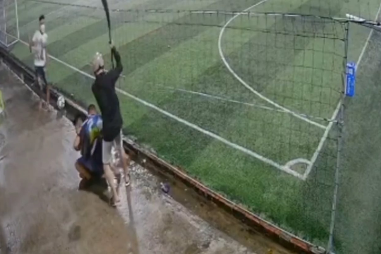 Video: Rượt chém người tại sân bóng ở Củ Chi 