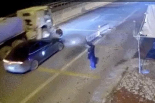 Tông thẳng xe ô tô vào cảnh sát cơ động tại chốt kiểm dịch