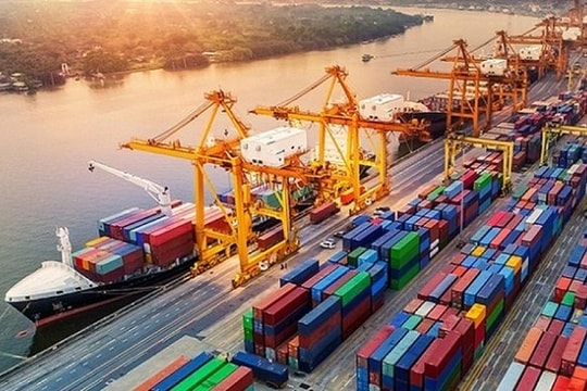 Cán cân thương mại đảo chiều 'ngoạn mục'