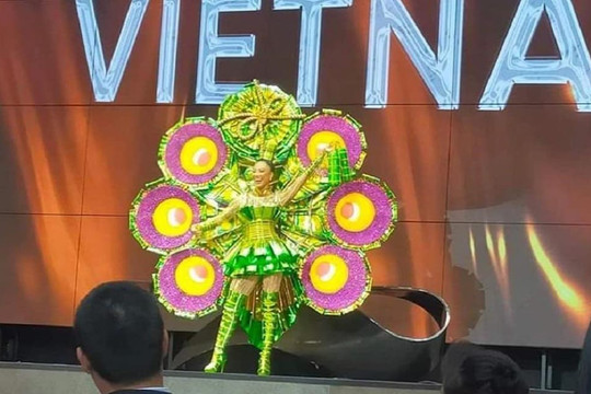 Kim Duyên mang quốc phục lấy cảm hứng từ món bánh Tét lá cẩm đến Miss Universe 2021