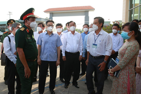 Phó Thủ tướng Vũ Đức Đam thăm, động viên thầy trò vùng dịch Tiền Giang