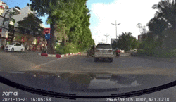 Xe ba bánh lù lù đi ngược chiều khiến tài xế ô tô thót tim
