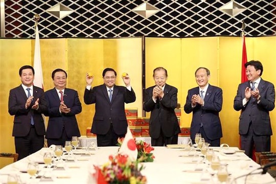 Thủ tướng Phạm Minh Chính tiếp cựu Thủ tướng Nhật Bản và Chủ tịch Liên minh Nghị sĩ hữu nghị Nhật - Việt