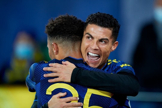 MU 2-0 Villarreal: Ronaldo nhắn nhủ tới fan, Carrick tặng chiến thắng cho Solskjaer 