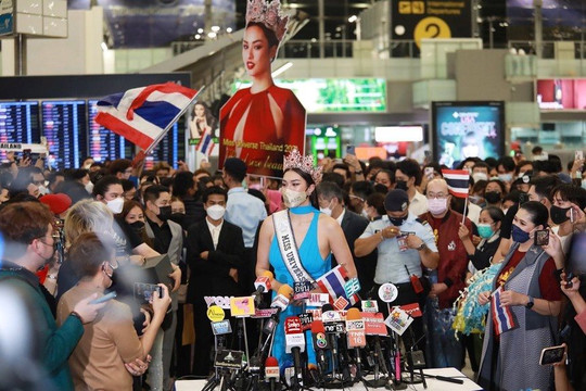 Hoa hậu Thái Lan bị điều tra vì ảnh đứng trên quốc kỳ
