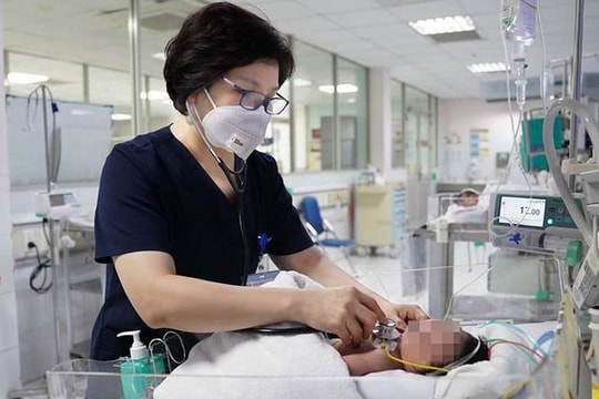 Bé 2 ngày tuổi bị ngộ độc vì gia đình pha sái thuốc phiện vào sữa