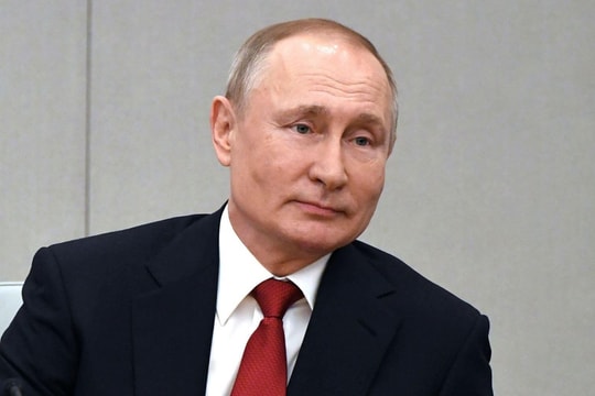 Tin vắn thế giới ngày 25/11: Tổng thống Putin thử nghiệm vaccine COVID-19 dạng xịt của Nga