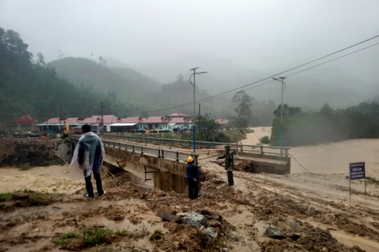 Mưa lớn kéo dài, nhiều khu vực ở huyện miền núi bị sạt lở