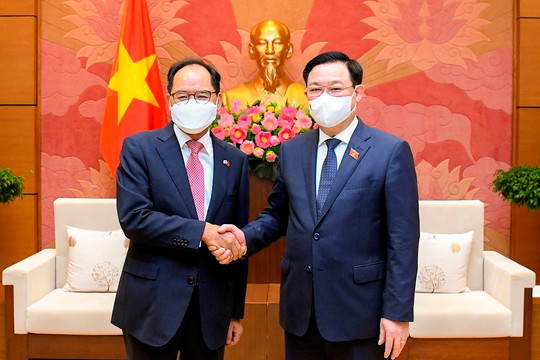 Chủ tịch Quốc hội Vương Đình Huệ tiếp Đại sứ Hàn Quốc và Đại sứ Ấn Độ