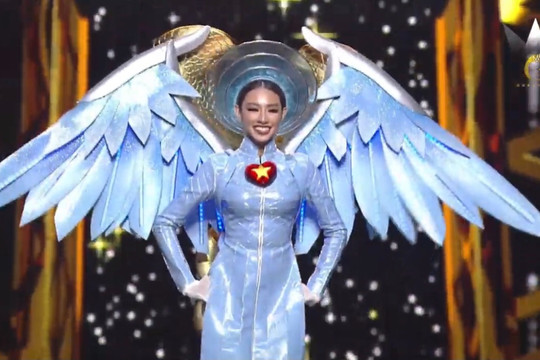 Thùy Tiên tỏa sáng cùng quốc phục “Thiên Thần Áo Xanh” trên sân khấu Miss Grand International 2021