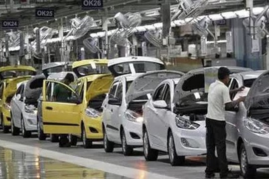 Giảm phí trước bạ làm "nóng" thị trường xe cuối năm