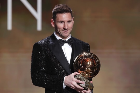 Vượt qua Lewandowski, Messi giành Quả bóng Vàng thứ 7 trong sự nghiệp