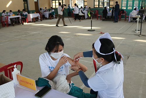 Thanh Hóa: 17 học sinh phản ứng nặng sau tiêm vaccine phòng COVID-19
