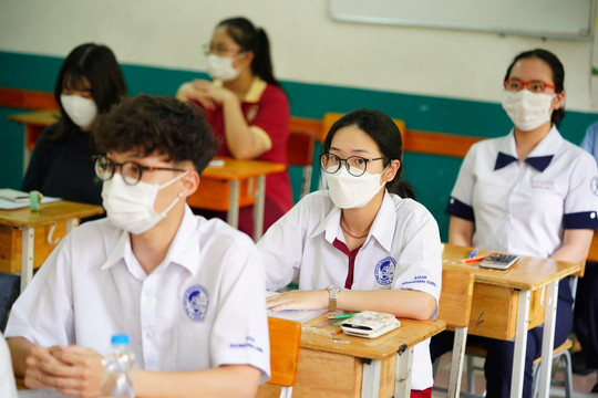 Học sinh THPT ở Hà Nội trở lại trường từ 6/12
