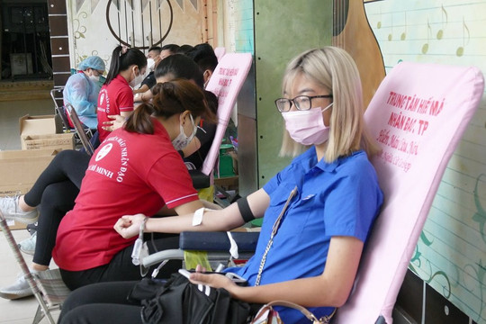 Gần 300 người tham gia hiến máu tình nguyện