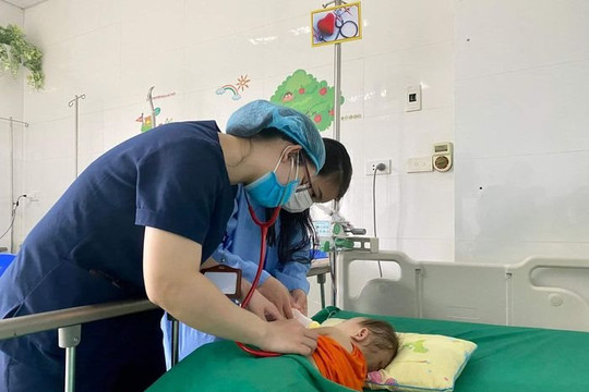 Bé 14 tháng tuổi vỡ tim, dập phổi khi ngồi trước vô lăng ô tô