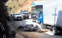 Ô tô bán tải cán nát hàng loạt xe máy để vít ga tẩu thoát