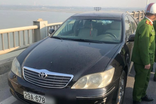 Hé lộ nguyên nhân người phụ nữ bỏ xe Camry trên cầu Vĩnh Tuy nhảy sông tự tử